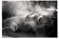 Burnout réussi pour cette Pontiac Firebird Trans Am. Après avoir changé plusieurs fois les pneus arrières, ceux-ci auront fini par exploser sous les acclamations de la foule. Horion-Hozémont, 2013.