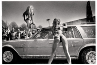 Les shows de « Sexy Car Wash » permettent à certains élus de venir faire laver leur voiture par des pin-ups qui ont une manière particulière de procéder, pour le plus grand plaisir du public masculin. Tournai, 2013.